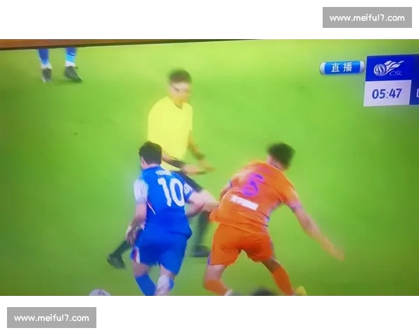 申花 VAR 争议判罚：同一动作两年不同判，媒体人炮轰尺度不公